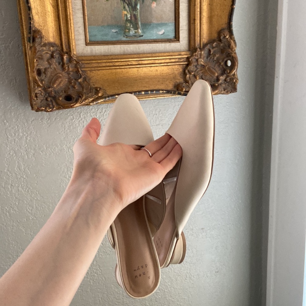 Nude flats- brand new